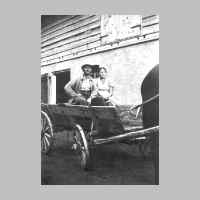 022-0258 Samuel Brand, Goldbach, mit seiner Tochter Ruth 1940 vor den Stallungen seines Anwesens..jpg